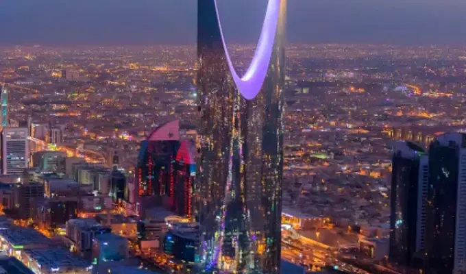منظر ليلي لمدينة الرياض في المملكة العربية السعودية، يظهر برج المملكة