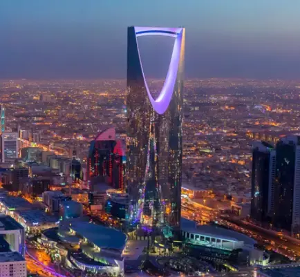 منظر ليلي لمدينة الرياض في المملكة العربية السعودية، يظهر برج المملكة